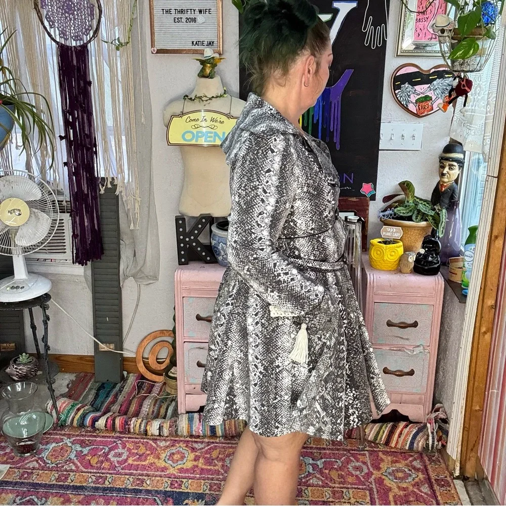 Y2K Candie's Black Grey & White Snake-Print Trench Coat with Belt Size Medium - Picture 5 of 12